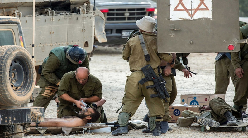 جيش الاحتلال: إصابة 12 جنديا بعد تعرضهم لـ"لسعات دبابير" خطيرة في غزة